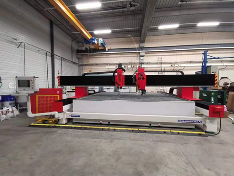 Combinaison machines à jet d'eau / plasma