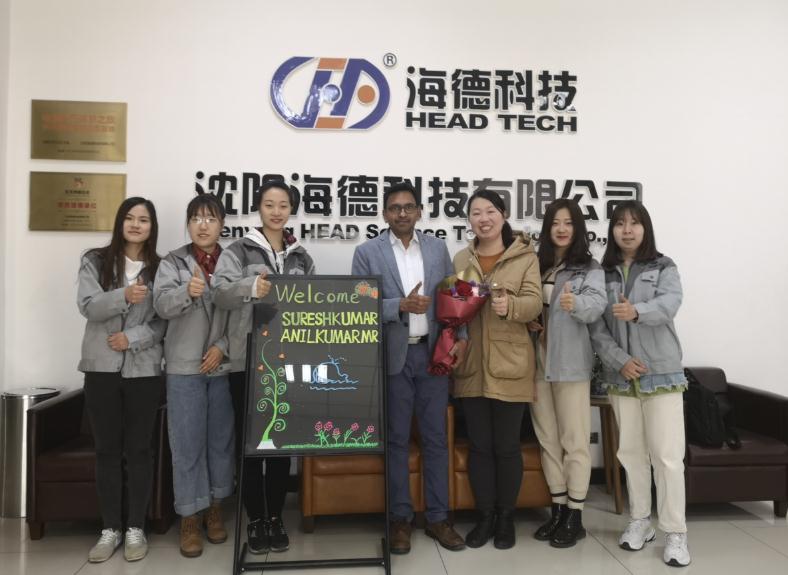 Des clients de Dubaï visitent l'entreprise de machines de découpe au jet d'eau HEAD